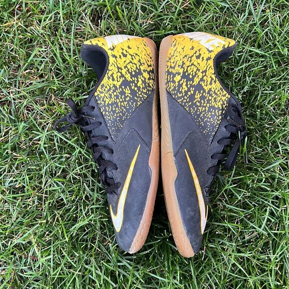 Nike Bombax Indoor Soccer
Shoes Boys 6 Youth Black & Orange - Picture 5 of 10